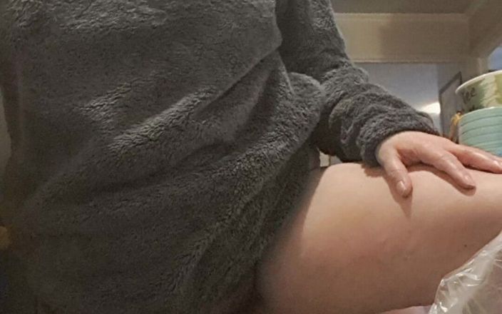 Mommy big hairy pussy: Stiefmutter ohne höschen in der heißen küche