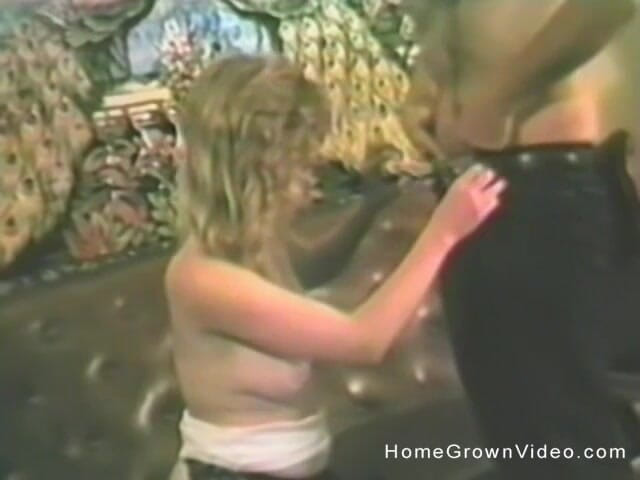 Homegrown Video: Uma loira de meias leva pau dos chefes