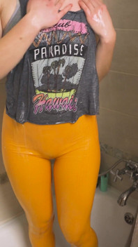 Une amatrice asiatique en pantalon de yoga moulant se fait mouiller sous la douche