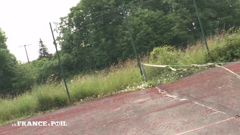 Rue Chaude: Young flasher gets threesome screwed on a tennis court