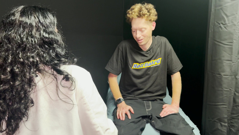 Cliff Media: Doktor zachází s chronickou bolestí s trojkou potěšení