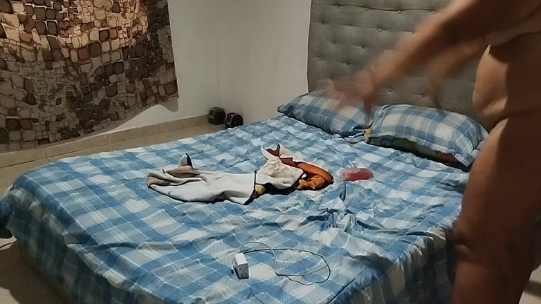 Adribella69: Pulchna dziewczyna masturbuje się w łazience tryskaniem i szczęśliwym zakończeniem