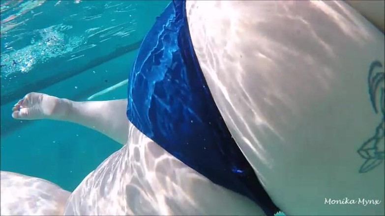 BBW Pleasures: SSBBW Belly पूल में खेलती है