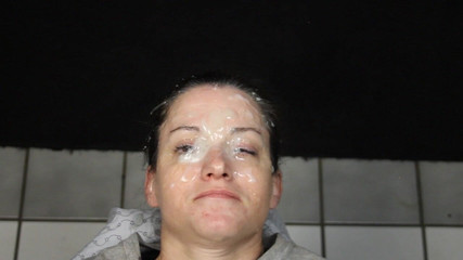 Dirty Dees: Elle est de retour et son visage est couvert de...