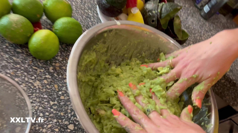 XXLTVFR: Kitchen Sex in Front of a Friend