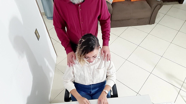 Gabi SweetCouplesStories: Sekreter ofiste patronu tarafından göt deliğini kullanıyor.