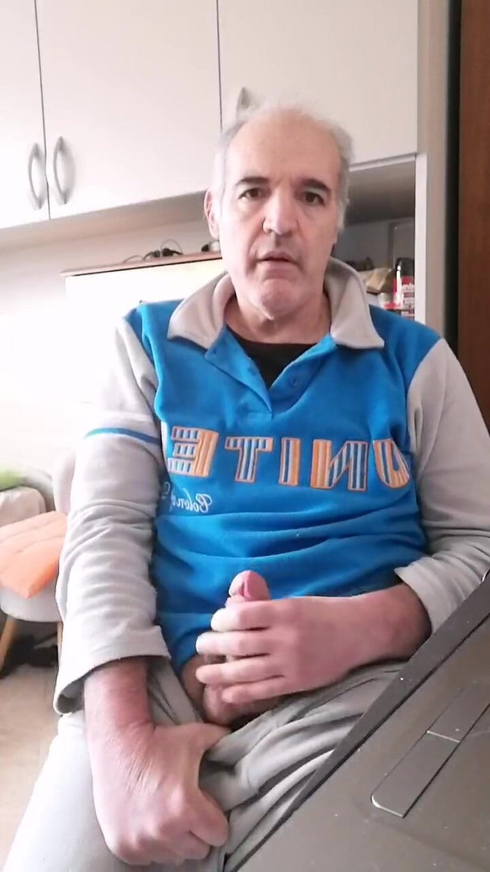 Setesesso7: Tôi xuất tinh trong cà phê của tôi và nuốt...