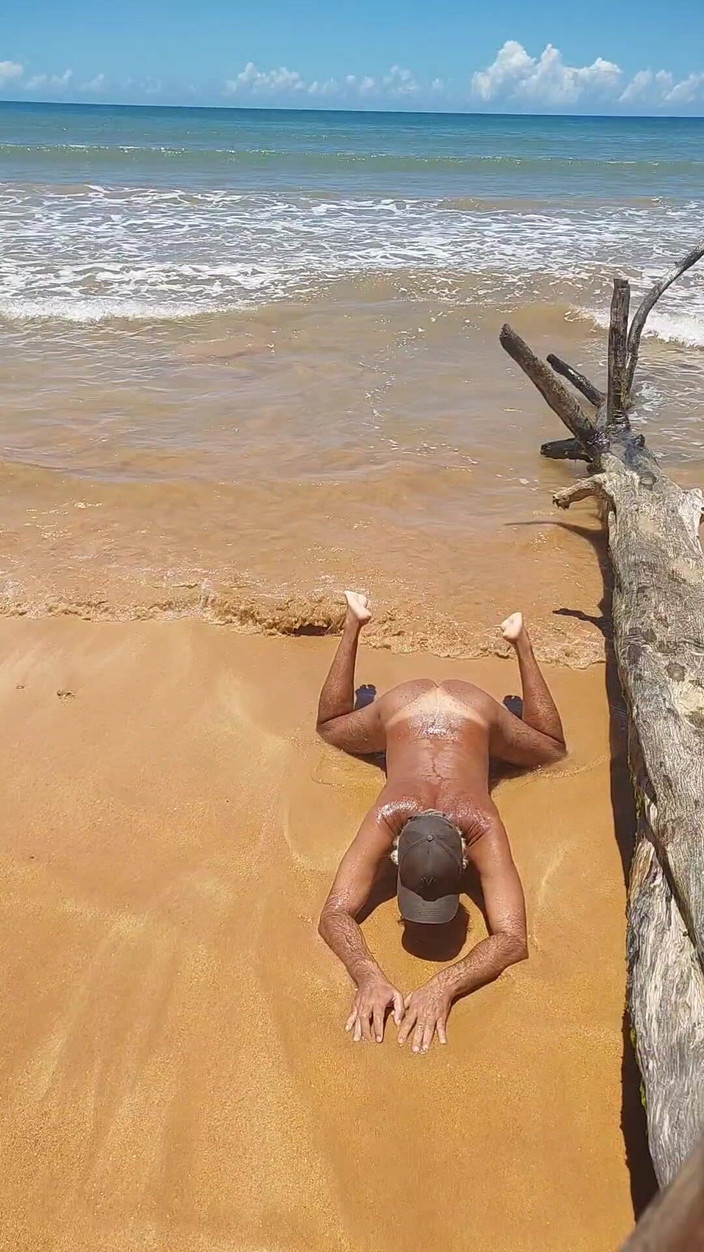 Ladysilvas: Nahá Ladysilva na pláži předvádí svůj opálený sexy zadek se...