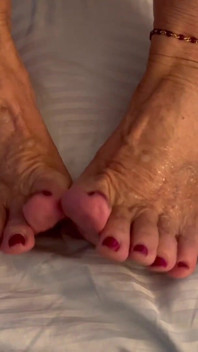 Cum on Stepaunt GILF MILF Feet & Toes Granny Loves It