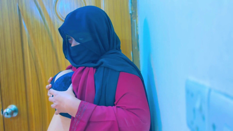 Aria Mia: Mısırlı ateşli hizmetçi süper azgın oluyor ve ofis odasında mastürbasyon...