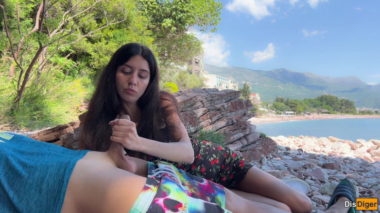 Dis Diger: 在海滩上暴露鸡巴 - 女孩看到我的鸡巴并帮助我射精