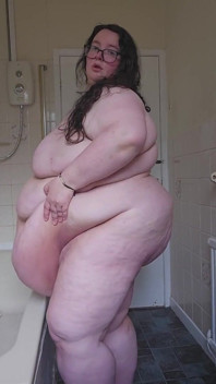 SSBBW gudinna badrumsremsa och catwalk