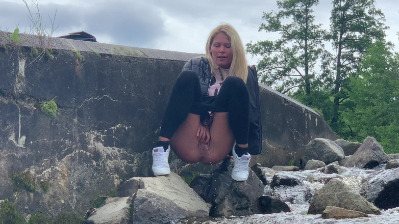 Claudia Macc: Outdoor pissing fun