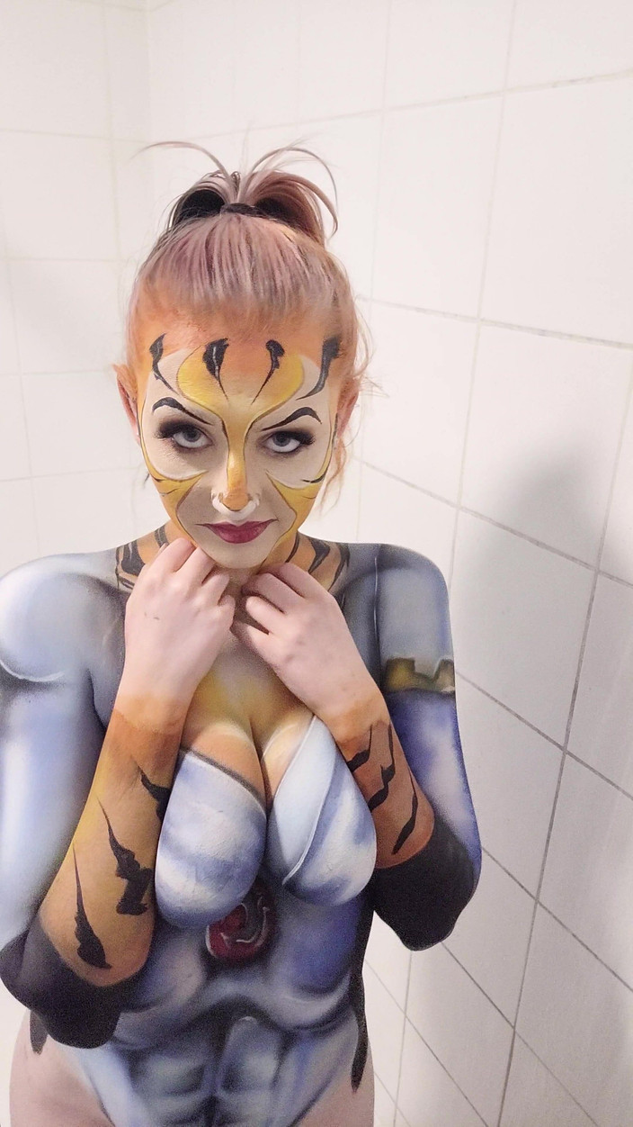 Em Yang: Thundercats Tygra odstranění barvy na tělo ve sprše