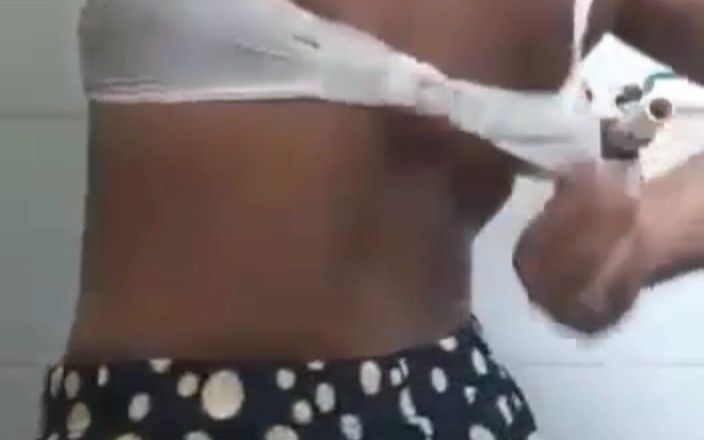 Nottywomen09: Video cewek ini lagi asik mandi sambil bugil sambil ngusap...