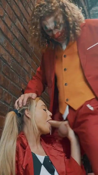 Blake blossom as harley quinn dientot habis-habisan sama joker - parodi cosplay joker