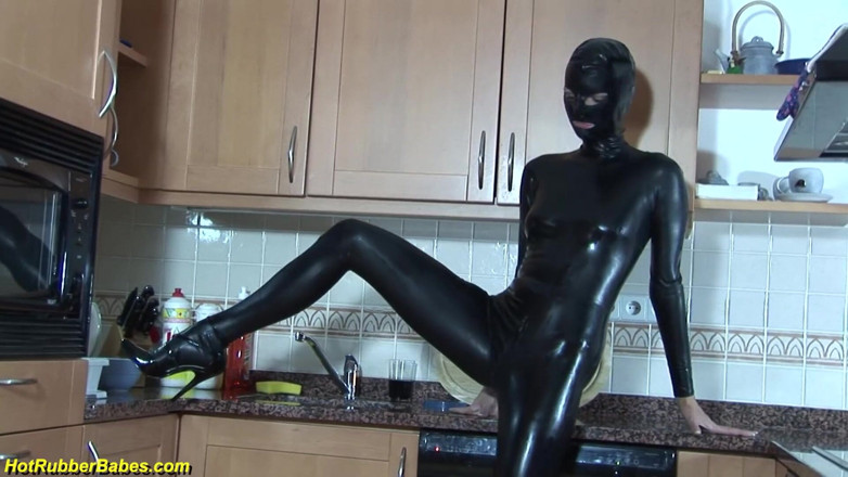 Fetish Islands: Latex mask babe rubbing her cunt