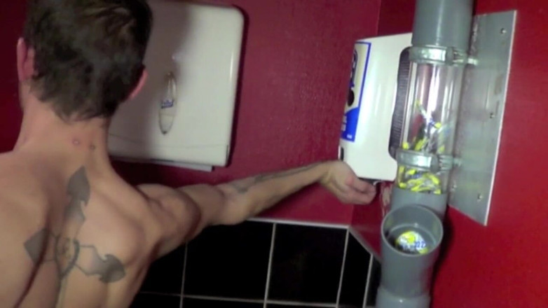 Crunch Boy: Flo Adams se fait baiser par un jumelle dans un...