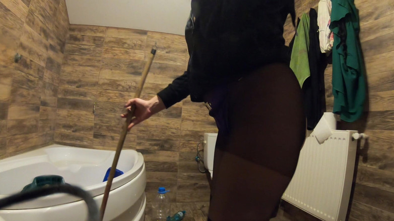 MilfyCalla: Фетиш с порванным писсингом в колготках - синее нижнее белье, киска писает крупным планом и беспорядок в туалете