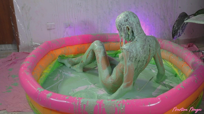 MartinaMagni: ワッ!!マルティナが塊状のスライムと一緒にいるところを見つかる