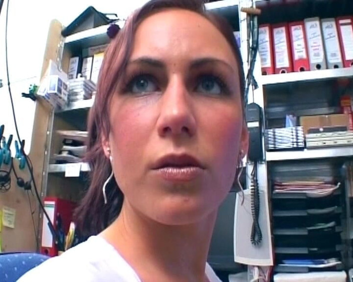 Deutsche Damen: Дама из Германии с толстой задницей сосет и скачет на загруженном члене на диване