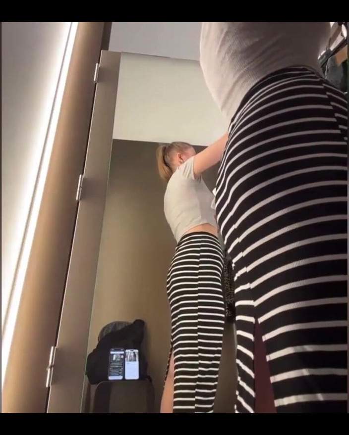 JuiceLussie: Cewek ini lagi asik fingering memek sempitnya di ruang ganti...