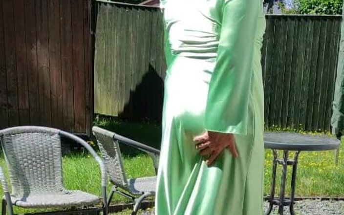 Sissy in satin: Sissy tgirl dans une robe en satin vert sexy