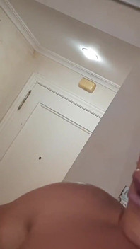 Flexionando meus músculos em óleo