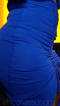 Vestido azul escondiendo el culo gordo