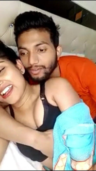 Desi flicka neha romantisk kyssar pojkvän bröst tryck många fler tittar på video
