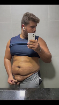 Di sini aku berada di kamar mandi gym