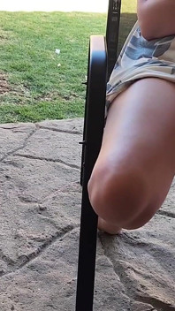 Blondă sexy își expune pizda în timp ce mă uit și mă masturbez