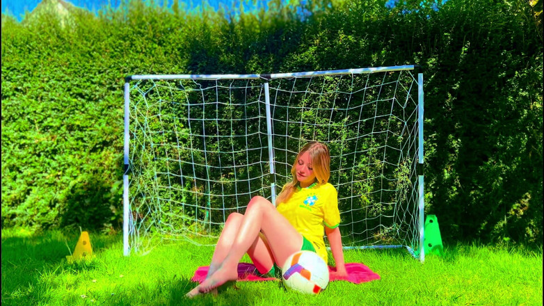 Stellafatale: Chica brasileña de fútbol Jersey provoca hasta llegar al orgasmo...