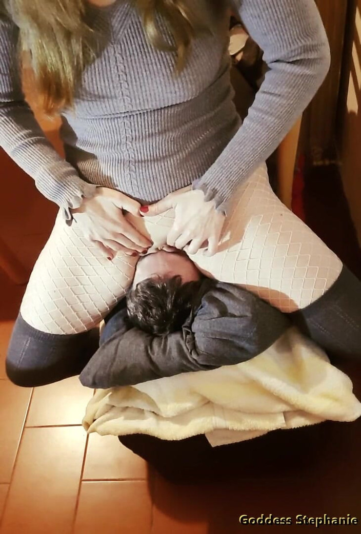 goddess82: Adoro vederti soffrire sotto la mia figa!