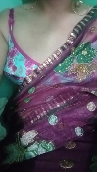 Gay Crossdresser Gay India Gay Gaurisissy Menunjukkan Tubuh Penuhnya Dan Menekan Dan Bermain Dengan Buah Dada Besarnya Dalam Saree Merah Jambu