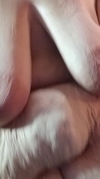 Puttana in topless cavalca cazzo cash e sborra sul suo cazzo come un dolce tesoro