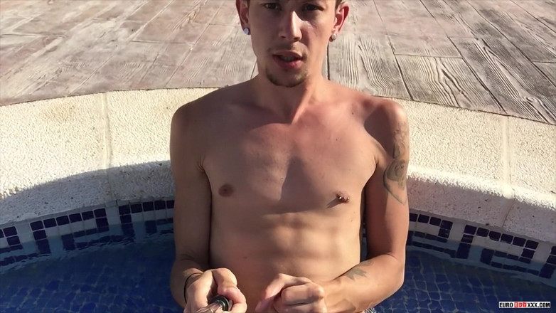 Euro boy xxx: Mengepam air mani besar di luar rumah