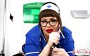 Pornomedics: 자위하는 방법을 설명하는 핫한 밀프 간호사!