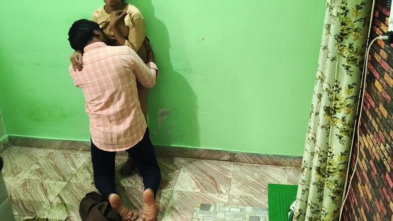 Bobbypranav: Schüchternes indisches uniformmädchen flirtet