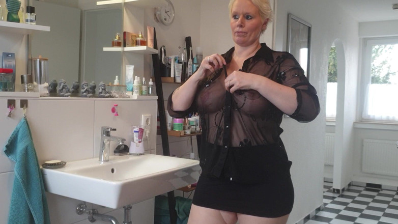 UserBitch1: In the Bathroom a Bottle of Perfume Fucked