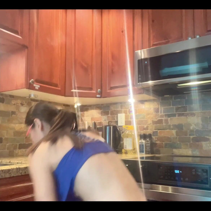 sweethanajapanese: Uklízím kuchyň sexy