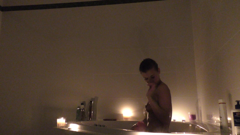 Leon Lambert Girls Twerk Parties CFNM: Waktu kamar mandi sore dengan Sarah