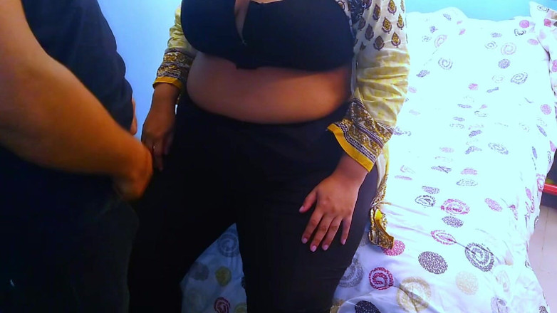 Aria Mia: 남편이 시장에 나가는 동안 남편의 친구에게 따먹히는 이집트 섹시 신혼부부