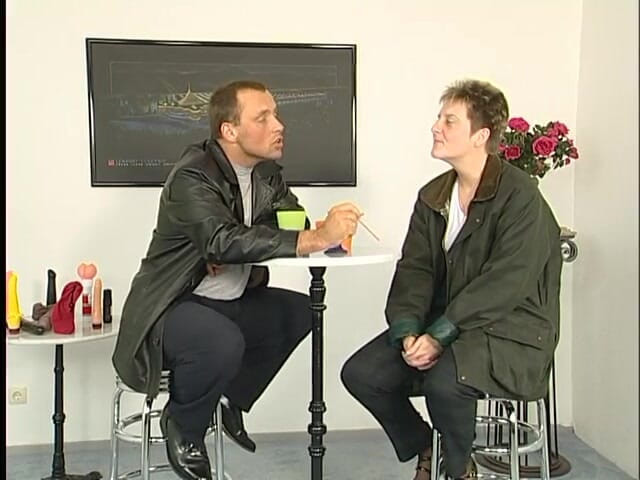 Lucky Wankerz: Una ragazza paffuta con i capelli corti gioca con la...