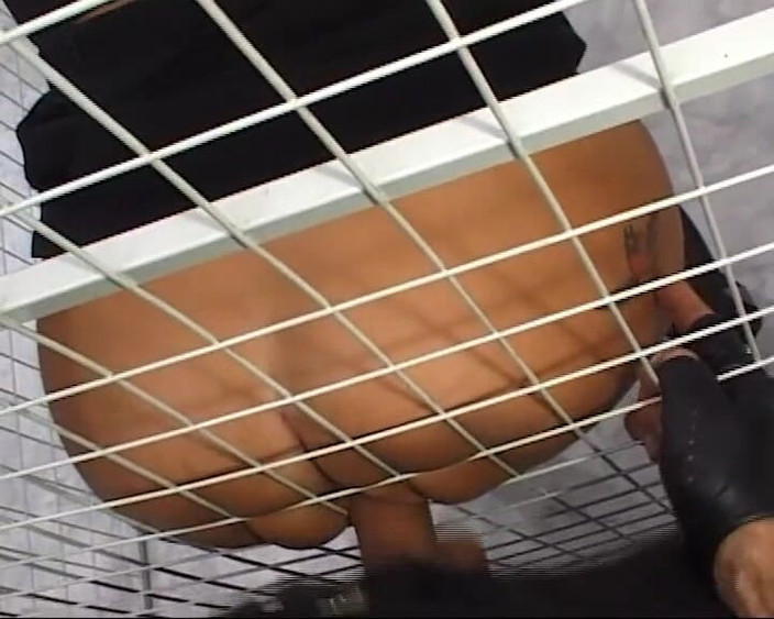 BB Video - Old School: Duitse milf amateur fetisj brunette speelt met grote natuurlijke tieten