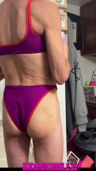 Pembe bikinili travesti Cdmichelle thrif mağazasından aldı