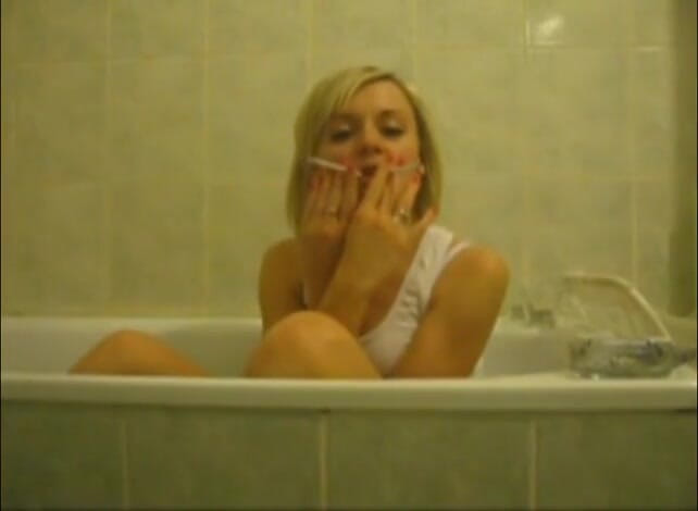 Femdom Austria: Blonde schlampe in der badewanne raucht zigaretten