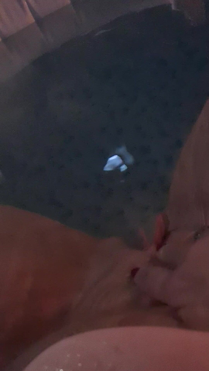 Uk Joolz: Tab mandi panas lewat malam