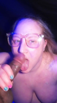 Prsatá blonďatá MILF saje ptáka a je energicky ošukána do krku, dokud nedostane teplou mrdku