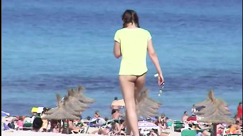 Beachbitches: Pervertido perseguidor na praia